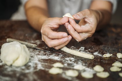 Lecce Hands-on matlagningskurs i hemmet: Gör Orecchiette och njut av vin