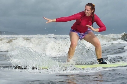 Lección de surf guiada de 2 horas en Playa Chaman Uvita Costa Rica