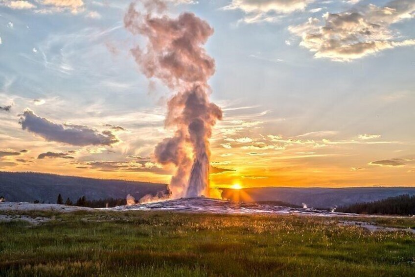 Yellowstone Lower Loop Geothermal Full-Day Private Guided Tour