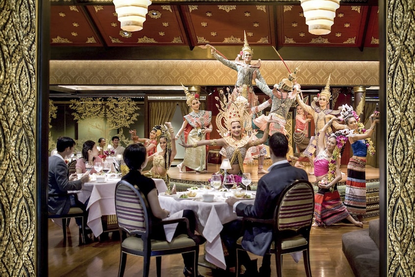 Guests enjoying the Mandarin Oriental Hotel Dinner and Show in Bangkok
