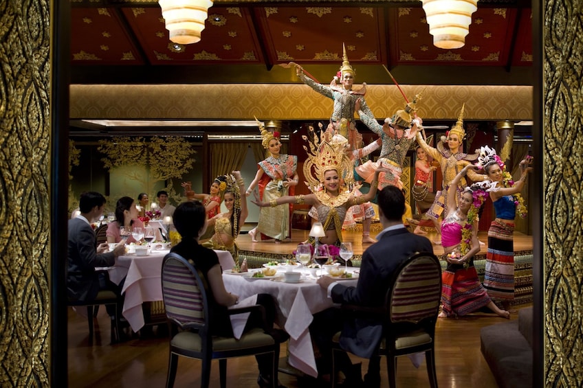 Mandarin Oriental Hotel Dinner and Show in Bangkok
