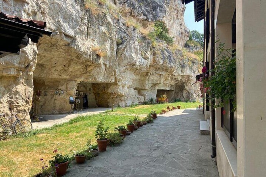 Day Trip to Bulgaria and Veliko Tarnovo from Bucharest
