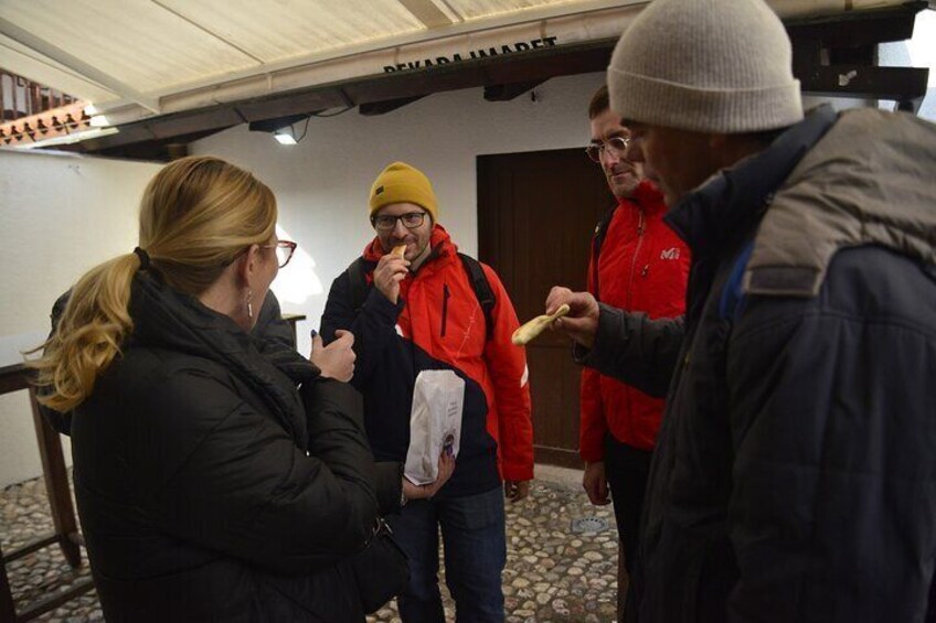4-Hour Sightseeing Walking Tour with Food Tastings and Craft Experience