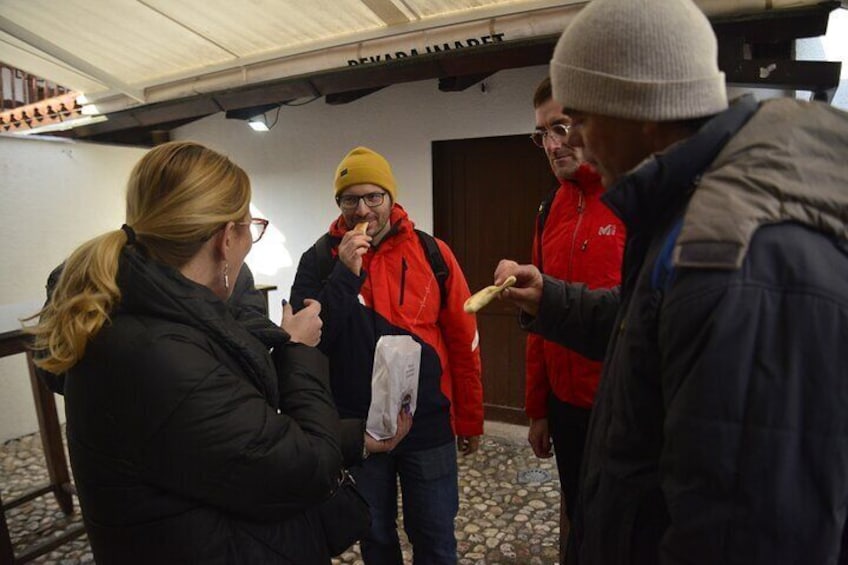 4-Hour Sightseeing Walking Tour with Food Tastings and Craft Experience