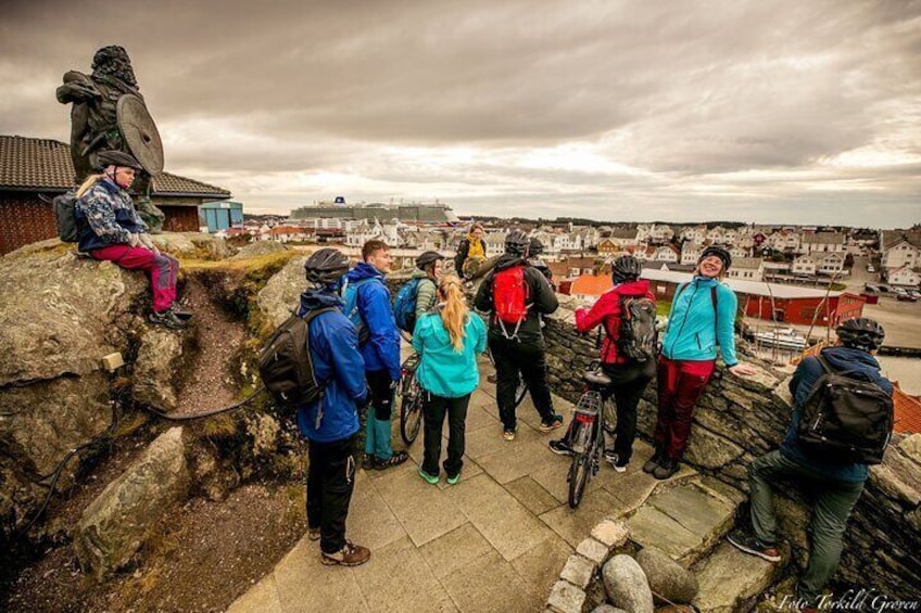 Guided EL-Bike tour in the city of Haugesund and Coastal path