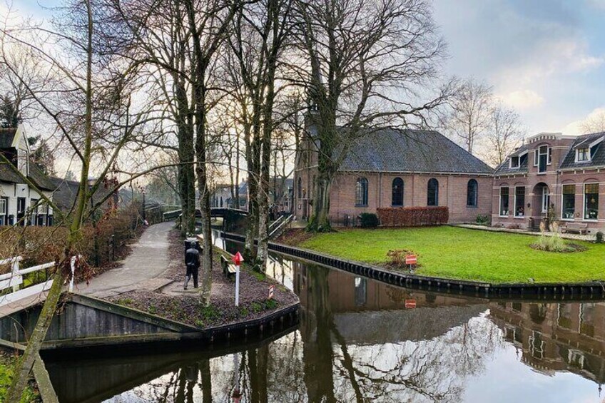 Day Tour in Giethoorn, Afsluitdijk and Zaanse Schans with Boat Cruise