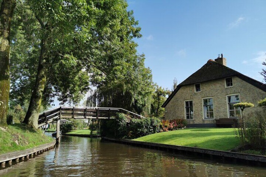 Day Tour in Giethoorn, Afsluitdijk and Zaanse Schans with Boat Cruise