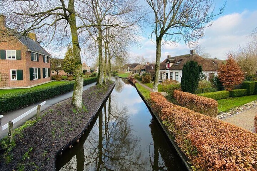 Day Tour in Giethoorn, Afsluitdijk and Zaanse Schans with Boat Cruise