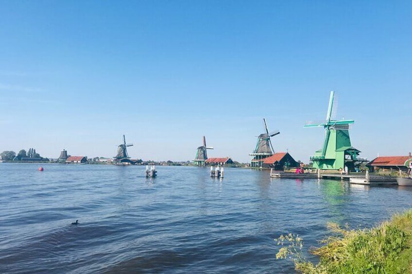 Day Tour in Giethoorn, Afsluitdijk and Zaanse Schans with Boat Cruise