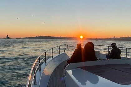 2,5-stündige Bootsfahrt bei Sonnenuntergang auf dem Bosporus mit einer Luxu...