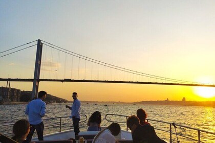 Malerische Bootsfahrt auf dem Bosporus – 2,5 Stunden Luxus & Ausblick