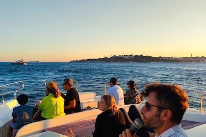 2,5-stündige Bootsfahrt bei Sonnenuntergang auf dem Bosporus mit einer Luxu...