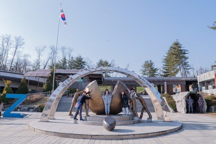 Private Tour to DMZ (War Memorial Hall, Premium Outlet, Suspension Bridge)