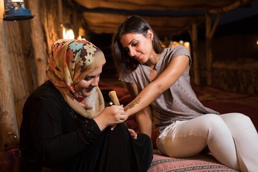 Henna hand painting