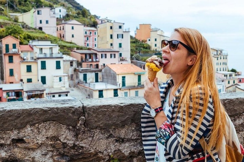 Cinque Terre Walking Tour with Food and Wine Tastings