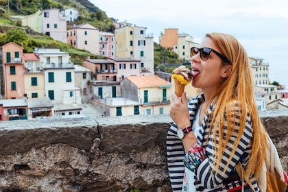 Excursión a pie por Cinque Terre con degustación de comida y vino
