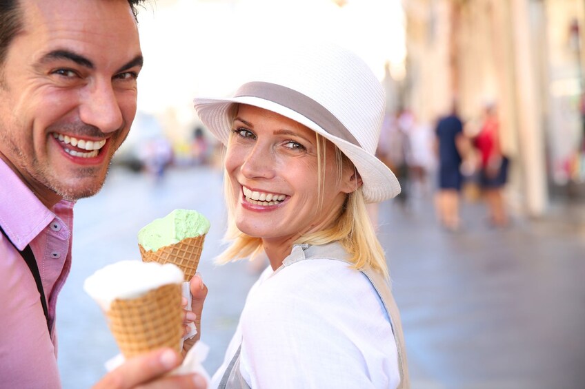 Couple with gelato in Rome
