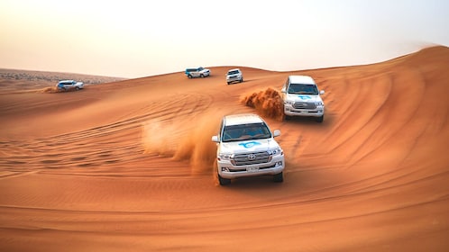 Abu Dhabi Safari Gurun dengan BBQ, Menunggang Unta & Seluncur Pasir