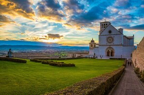 Assisi: Basilica of Saint Francis Group Tour with Historian