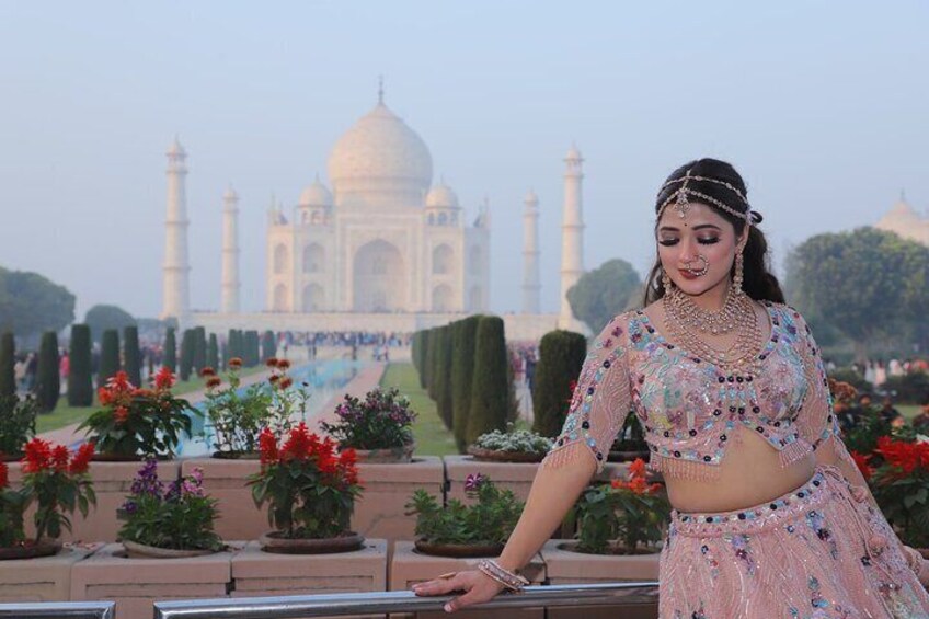 Taj mahhttps://media-cdn.tripadvisor.com/media/attractions-splice-spp-720x480/11/6c/f9/5f.jpgal with model