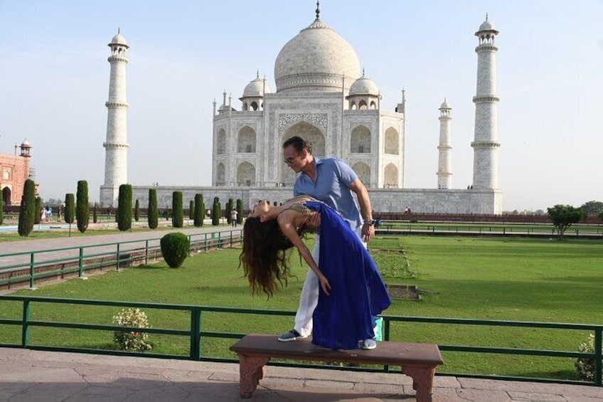 taj mahal cute couple