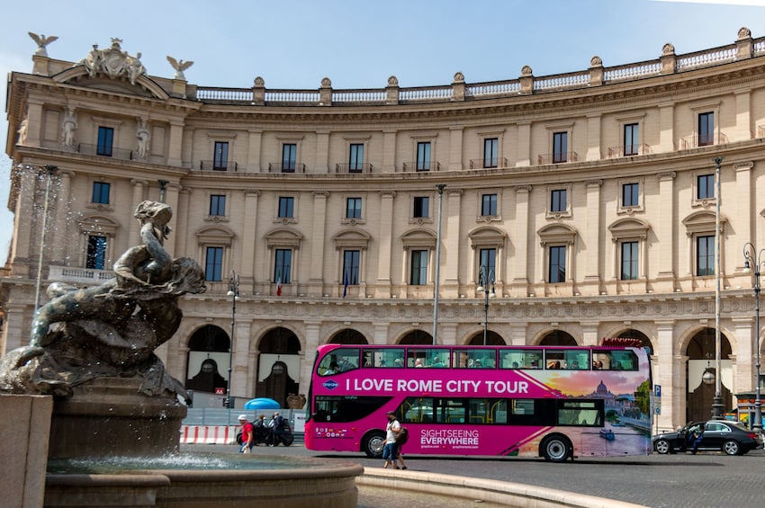 Combo: Hop-On Hop-Off and Guided Walking Tour of Rome’s Ghosts & Mysteries