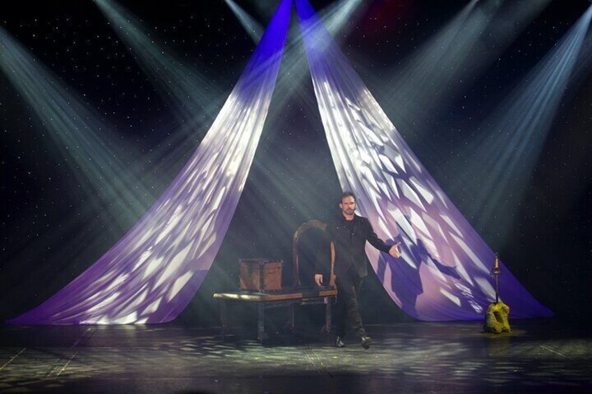 This Phenomenal Branson Magic Show Filled With Magic, Grand Illusions & Comedy! A Branson Show You Do Not Want To Miss!