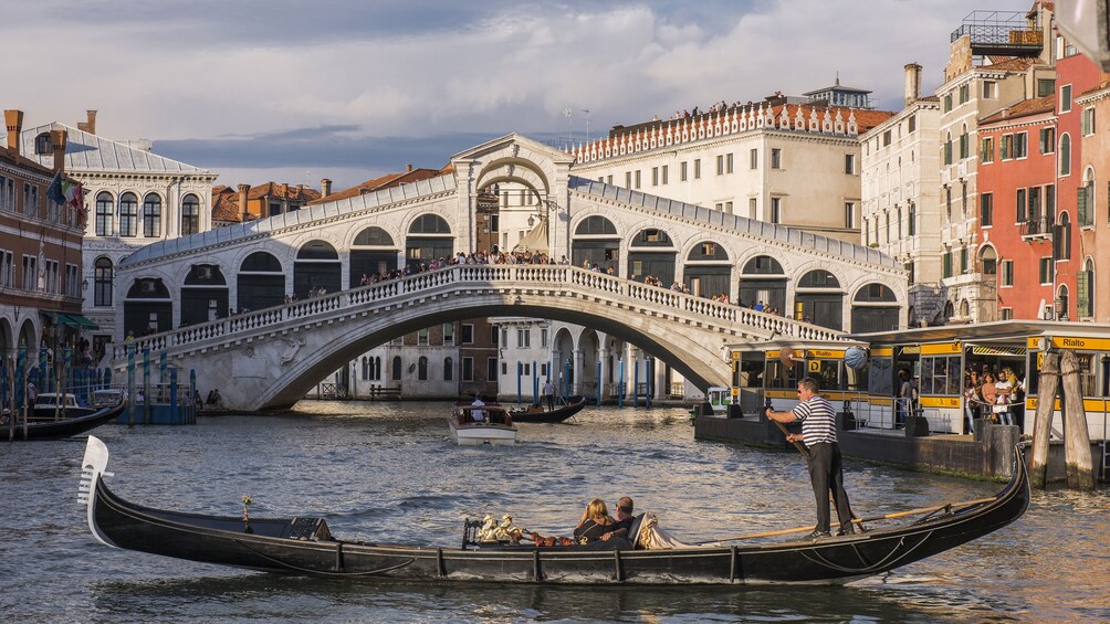 Walking Guided Tour & Gondola Ride 