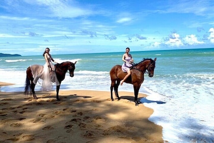普吉岛海滩骑马活动