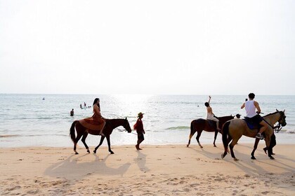 Experiencia de 1 hora en la playa de Phuket y paseos a caballo