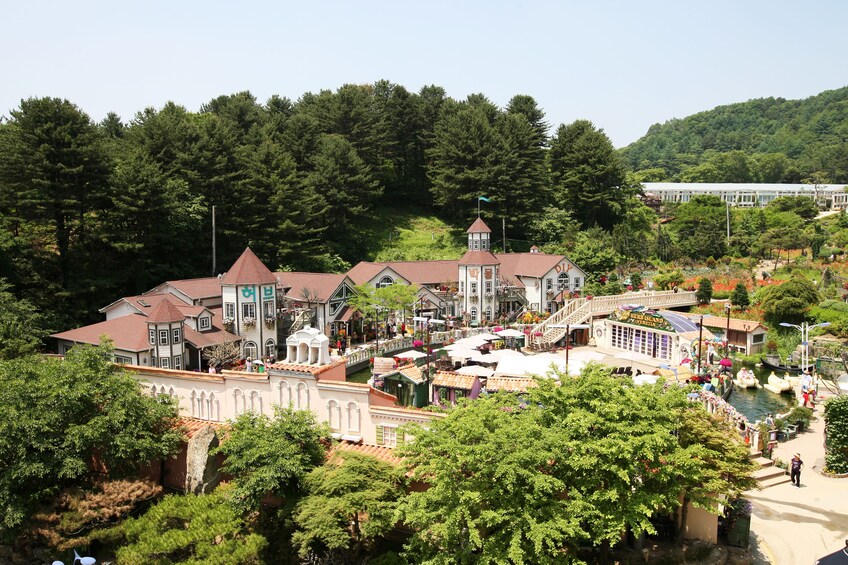 正在顯示第 3 張相片,共 10 張。 Panoramic view of town square surrounded by lush landscape in South Korea