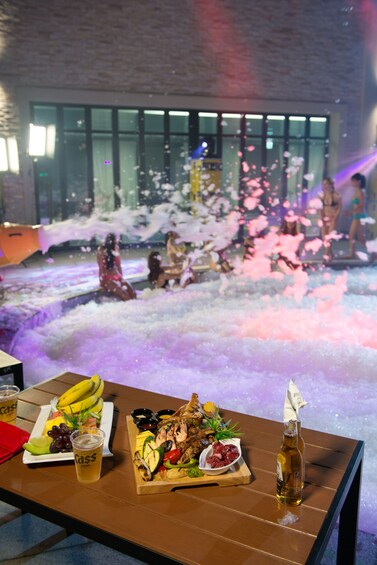 正在顯示第 2 張相片,共 10 張。 Table of food overlooking large swimming pool of ice