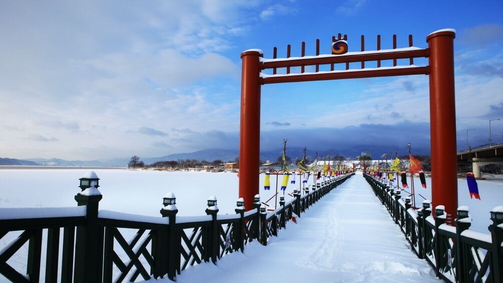 正在顯示第 4 張相片,共 8 張。 Snow-covered bridge in Gyeonggi-do