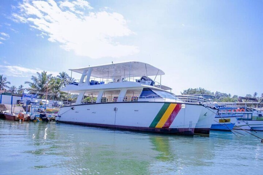 4 Hour Private Boat Rental in the Mirissa Sea, Sri Lanka