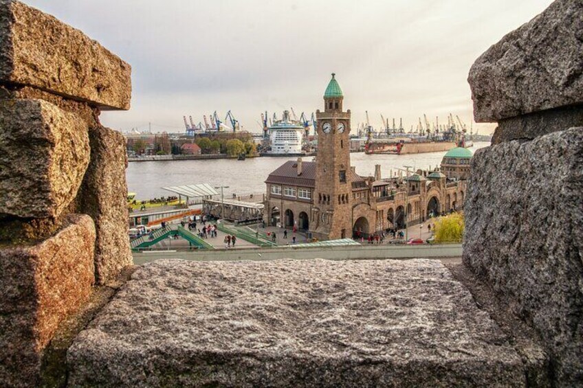 Waterfront Hamburg: the Views and the History Exploration Game