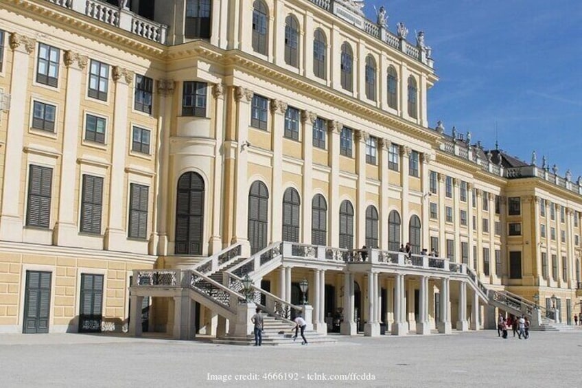 Explore Schönbrunn Palace & Gardens: Private 2.5-hour Guided Tour