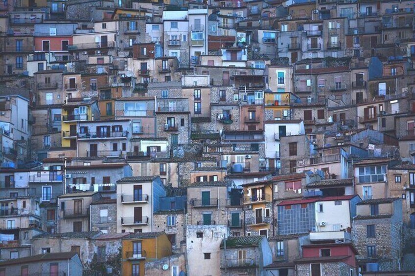 Urban trekking in the historic center of Cammarata with brunch