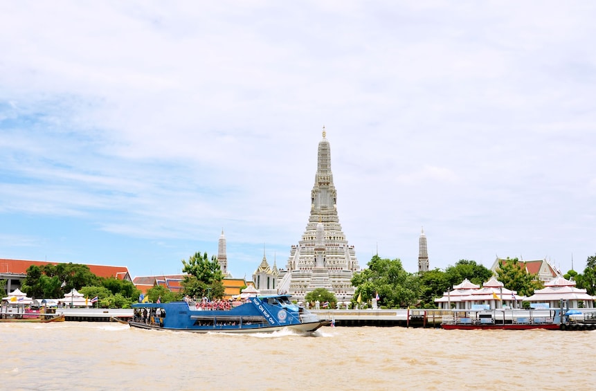 Carregar foto 4 de 5. Chao Phraya Tourist Boat in Bangkok