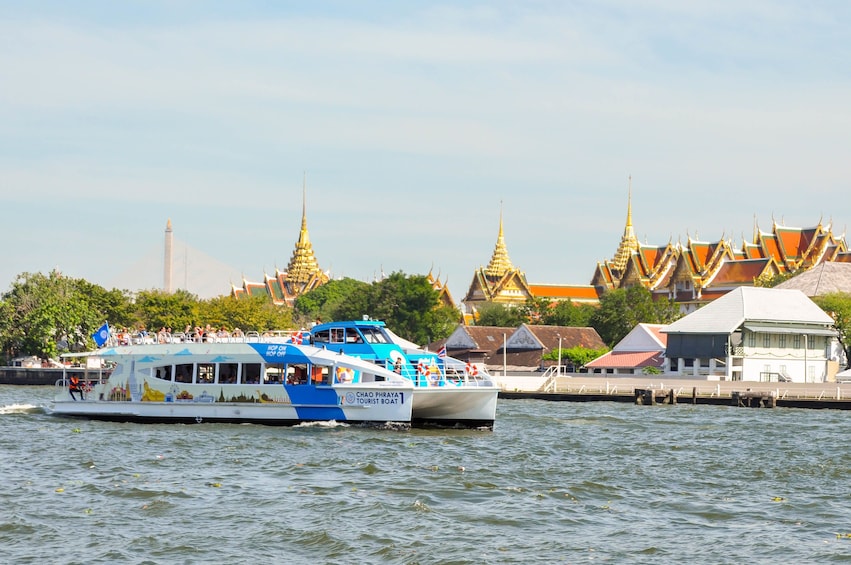 Carregar foto 1 de 5. CTB Unlimited Hop-on Hop-off Pass on Chao Phraya Bangkok