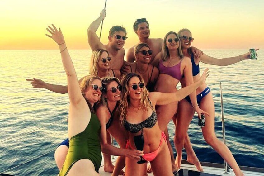 Hersonissos: Sunset Catamaran Cruise with Snacks and Drinks