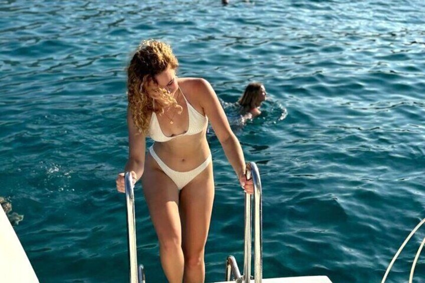 Hersonissos: Sunset Catamaran Cruise with Snacks and Drinks