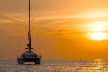 Hersonissos: Sunset Catamaran Cruise with Snacks and Drinks