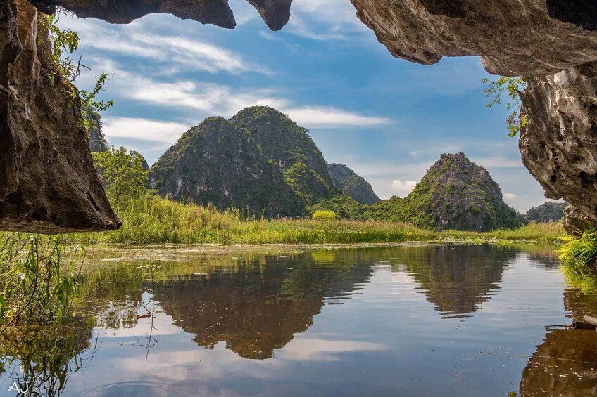 Full Day Bai Dinh Pagoda & Trang An Grottoes in Ninh Binh