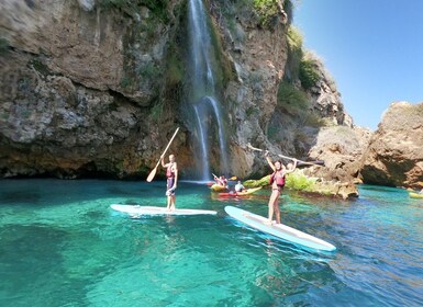 Da Nerja: Pagaia guidata per surfare le scogliere e la cascata di Maro