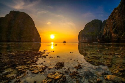 Phi Phi: Island Hopping and Sunset Full Day Trip with Lunch