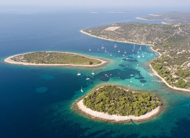 Split: Excursión Privada en Barco de Día Completo a la Laguna Azul y Trogir