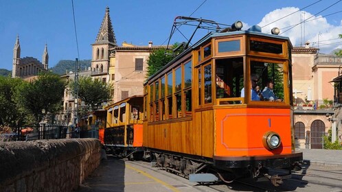 Palma: Tramuntana Ganztagestour mit Sóller-Zug und Mittagessen