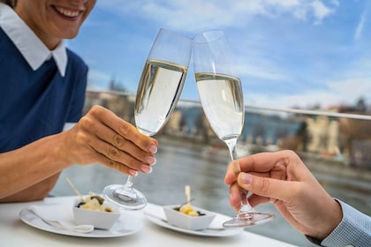 Praga: Creuer ecològic al riu Moldava al vespre amb Prosecco