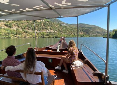 Von Porto aus: Douro-Tal mit 2 Weingütern, Mittagessen und Bootstour