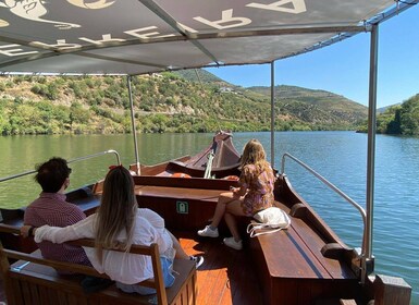 Von Porto aus: Douro-Tal mit 2 Weingütern, Mittagessen und Bootstour